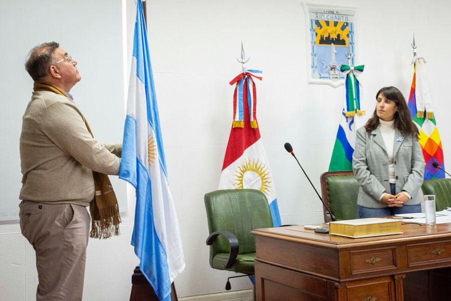 El Concejal Gabriel Abrile iza la bandera en el recinto legislativo del Concejo Deliberante