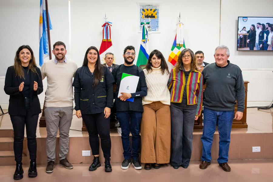 Cinthia Sarricolea y Emanuel Kilmark en representación del Centro de Día Proyectar.