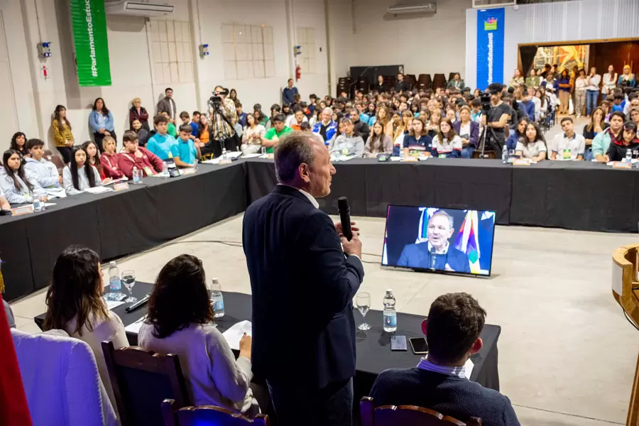 ESTUDIANTES PARTICIPARON DEL PARLAMENTO ESTUDIANTIL