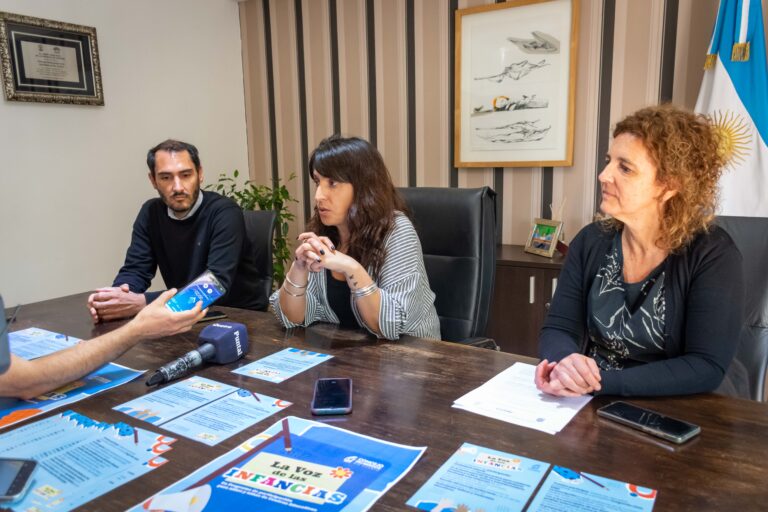 Ana Laura Medina, presidenta del Concejo y el responsable del Programa José Pelliciotti, Inspectora de la Cuarta Región Escolar, Analía Adaro